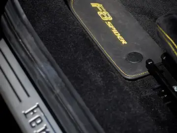 FERRARI F 8 Spider   Carbon   Racing Sitz  Carplay