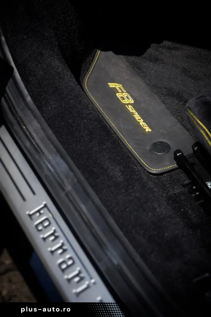 FERRARI F 8 Spider   Carbon   Racing Sitz  Carplay