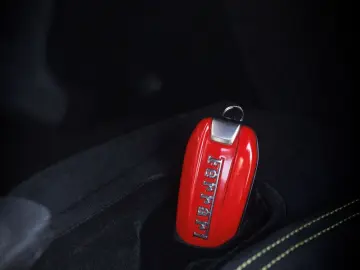 FERRARI F 8 Spider   Carbon   Racing Sitz  Carplay