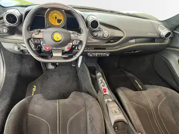FERRARI F 8 Spider   Carbon   Racing Sitz  Carplay