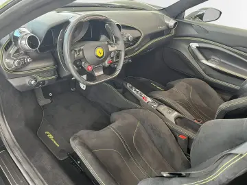 FERRARI F 8 Spider   Carbon   Racing Sitz  Carplay