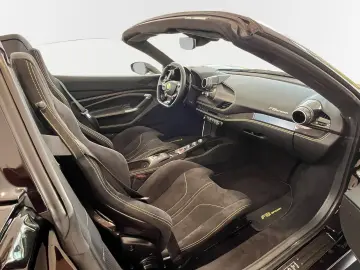 FERRARI F 8 Spider   Carbon   Racing Sitz  Carplay