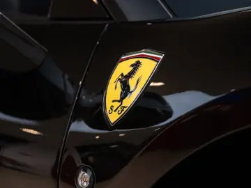 FERRARI F8 Spider