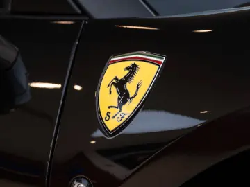 FERRARI F8 Spider