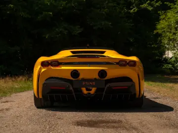 FERRARI SF90 Stradale 4.0 V8   Full carbon   Giallo Trip
