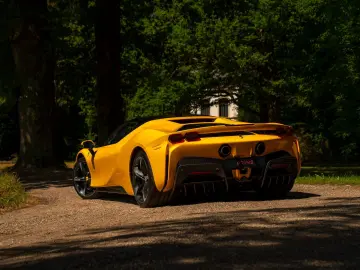 FERRARI SF90 Stradale 4.0 V8   Full carbon   Giallo Trip