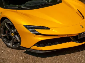 FERRARI SF90 Stradale 4.0 V8   Full carbon   Giallo Trip