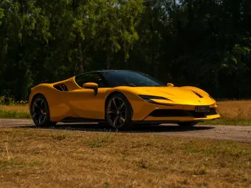 FERRARI SF90 Stradale 4.0 V8   Full carbon   Giallo Trip