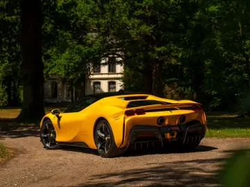 FERRARI SF90 Stradale 4.0 V8   Full carbon   Giallo Trip