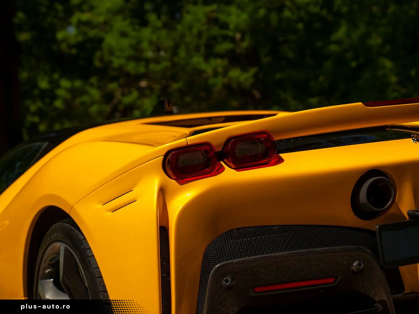 FERRARI SF90 Stradale 4.0 V8   Full carbon   Giallo Trip