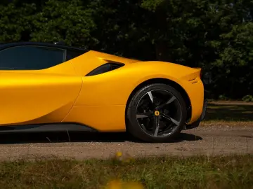 FERRARI SF90 Stradale 4.0 V8   Full carbon   Giallo Trip