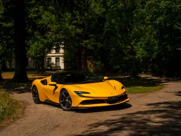 FERRARI SF90 Stradale 4.0 V8   Full carbon   Giallo Trip