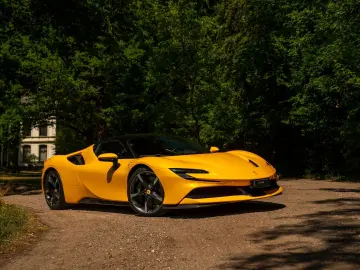 FERRARI SF90 Stradale 4.0 V8   Full carbon   Giallo Trip