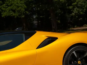 FERRARI SF90 Stradale 4.0 V8   Full carbon   Giallo Trip