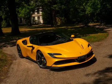 FERRARI SF90 Stradale 4.0 V8   Full carbon   Giallo Trip