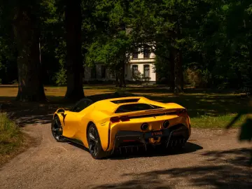 FERRARI SF90 Stradale 4.0 V8   Full carbon   Giallo Trip