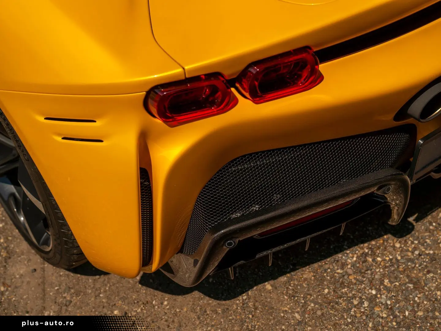 FERRARI SF90 Stradale 4.0 V8   Full carbon   Giallo Trip