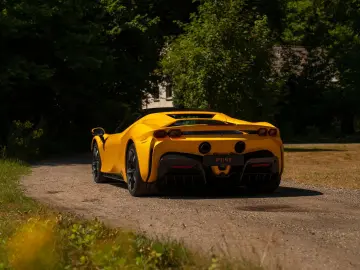 FERRARI SF90 Stradale 4.0 V8   Full carbon   Giallo Trip