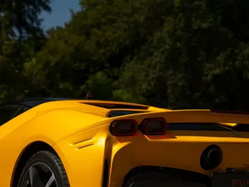 FERRARI SF90 Stradale 4.0 V8   Full carbon   Giallo Trip