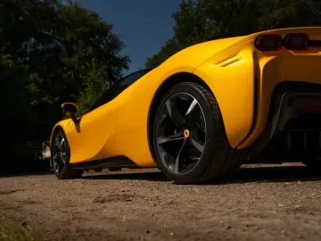 FERRARI SF90 Stradale 4.0 V8   Full carbon   Giallo Trip