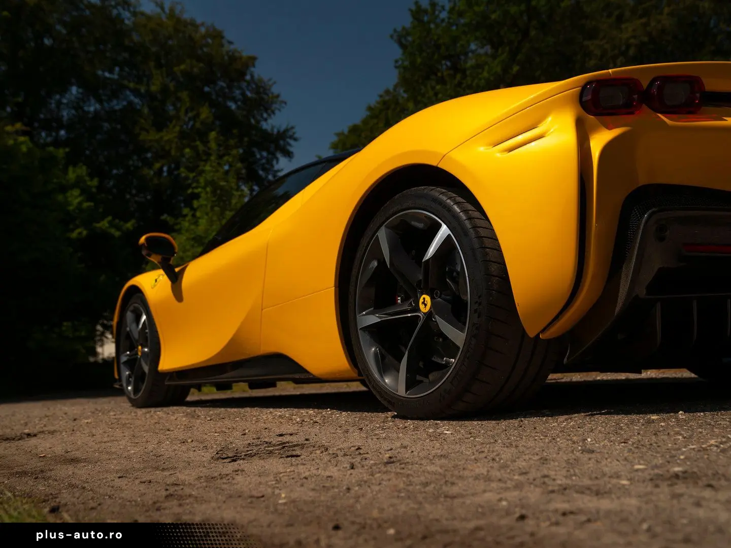 FERRARI SF90 Stradale 4.0 V8   Full carbon   Giallo Trip