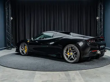 FERRARI F8 Spider   Nero Daytona   Carbon   Lift   Garan