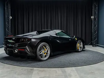 FERRARI F8 Spider   Nero Daytona   Carbon   Lift   Garan