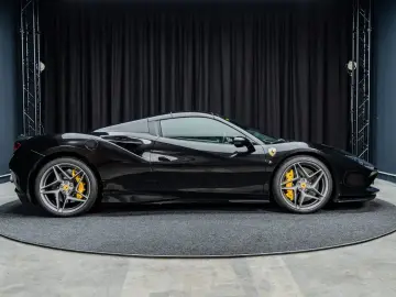 FERRARI F8 Spider   Nero Daytona   Carbon   Lift   Garan