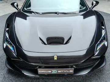 FERRARI F8 Spider   Nero Daytona   Carbon   Lift   Garan