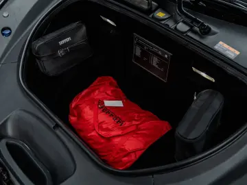 FERRARI F8 Spider   Nero Daytona   Carbon   Lift   Garan