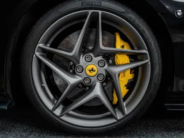 FERRARI F8 Spider   Nero Daytona   Carbon   Lift   Garan