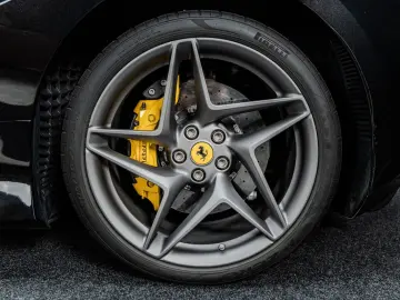 FERRARI F8 Spider   Nero Daytona   Carbon   Lift   Garan