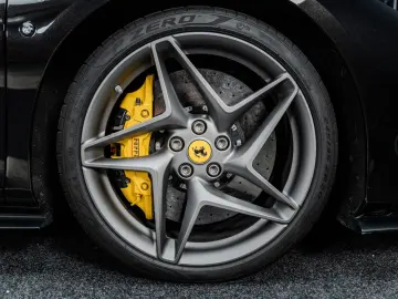 FERRARI F8 Spider   Nero Daytona   Carbon   Lift   Garan