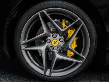 FERRARI F8 Spider   Nero Daytona   Carbon   Lift   Garan