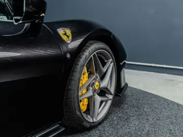 FERRARI F8 Spider   Nero Daytona   Carbon   Lift   Garan