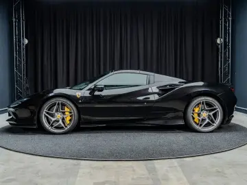 FERRARI F8 Spider   Nero Daytona   Carbon   Lift   Garan
