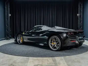 FERRARI F8 Spider   Nero Daytona   Carbon   Lift   Garan