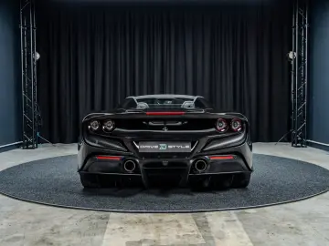 FERRARI F8 Spider   Nero Daytona   Carbon   Lift   Garan