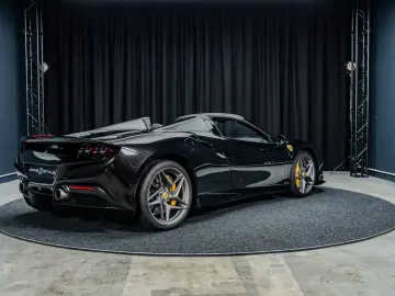 FERRARI F8 Spider   Nero Daytona   Carbon   Lift   Garan