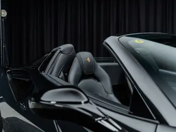 FERRARI F8 Spider   Nero Daytona   Carbon   Lift   Garan