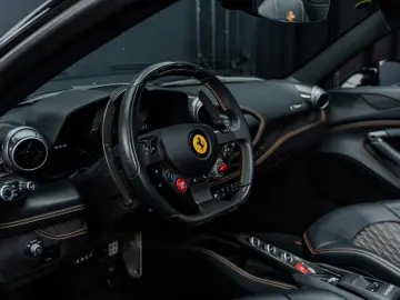 FERRARI F8 Spider   Nero Daytona   Carbon   Lift   Garan