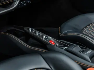 FERRARI F8 Spider   Nero Daytona   Carbon   Lift   Garan