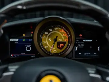 FERRARI F8 Spider   Nero Daytona   Carbon   Lift   Garan