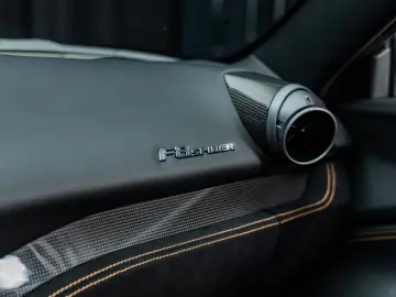 FERRARI F8 Spider   Nero Daytona   Carbon   Lift   Garan