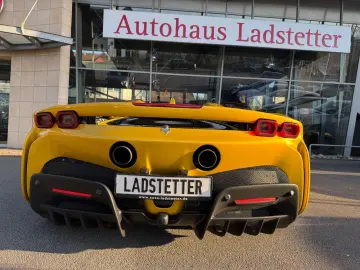 FERRARI SF90 Spider Lift Carbon Racing Sitze Kamera LED