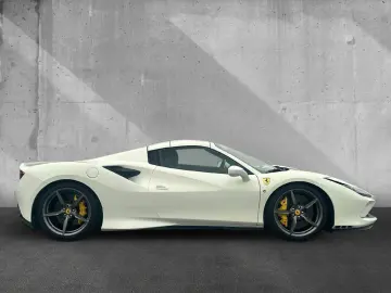 FERRARI F8 Spider Dt.Auto Lift LED Lenkrad JBL Kamera