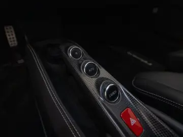 FERRARI F8 Tributo