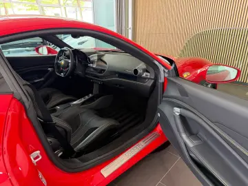 FERRARI F8 TRIBUTO  LIFT CARBON RACING-SEAT DISPLAY HIFI