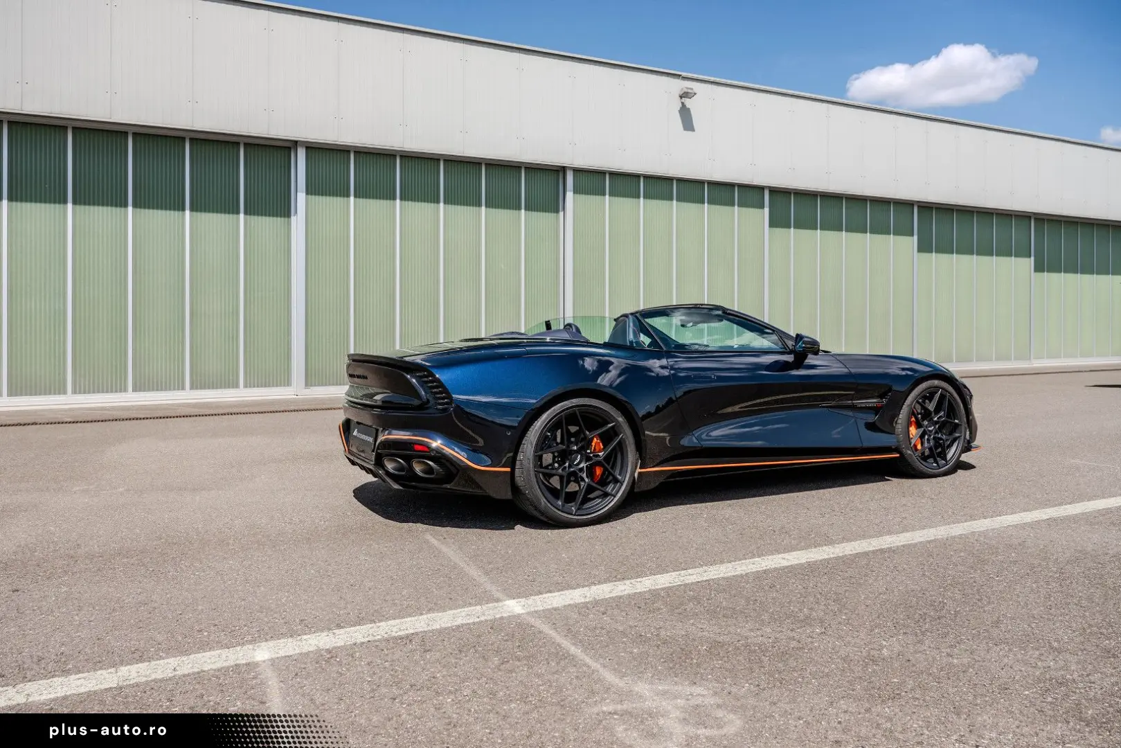 ASTON MARTIN Vanquish Volante Q CARBON GLOSS BLACK BESPOKE