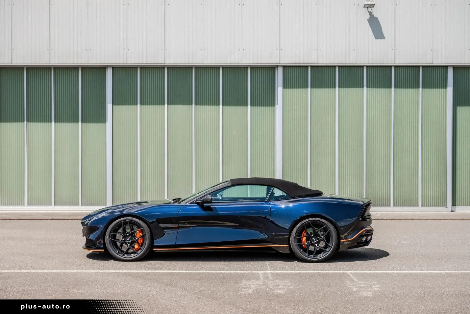 ASTON MARTIN Vanquish Volante Q CARBON GLOSS BLACK BESPOKE